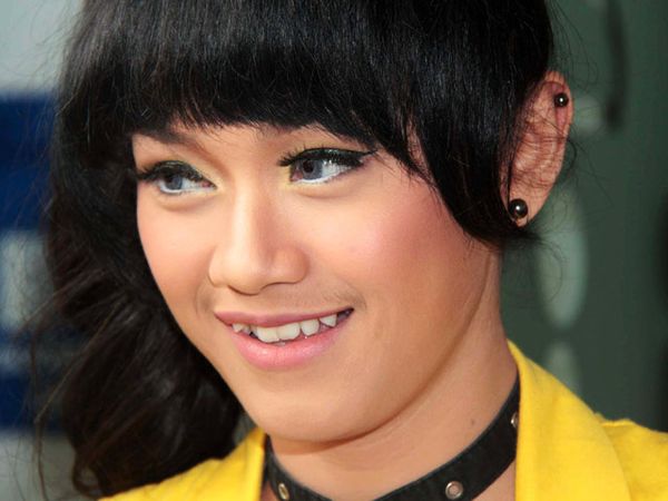 Rambut Poni Dara The Virgin