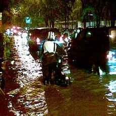 Hujan Dua Jam, Jalanan Surabaya Tergenang Air