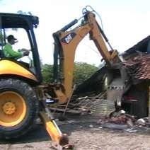 Satpol PP Hancurkan Perkampungan Penambang Pasir Sungai Brantas