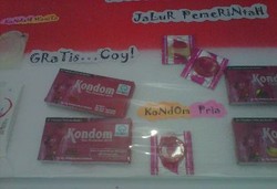 GraTis Coy!, Kondom Gratis yang Harus Dipajang Biar Laku