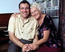 Pria Inggris Nikahi Wanita yang Lebih Tua dari Ortunya