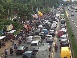 Demo Ratusan Buruh di DPR Buat Lalin Semanggi-Slipi Macet