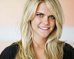 Kena Baling-baling Pesawat, Model Cantik Kehilangan Mata