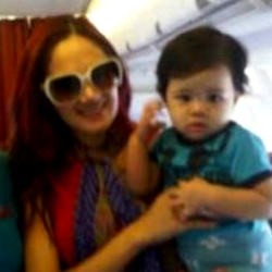 Foto Mirip Mulan Jameela Gendong Bayi Beredar