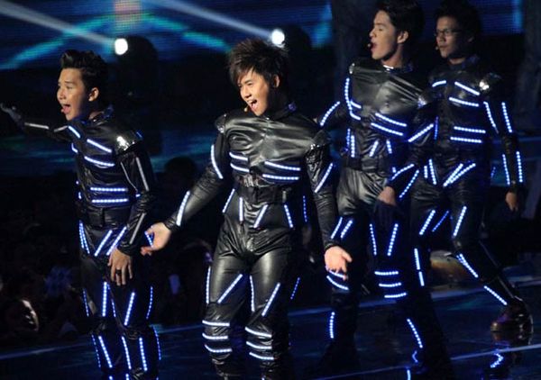 Aksi SM*SH Glow In the Dark