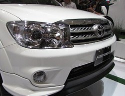 Pengemudi Lepas Kontrol, Fortuner Nyemplung di Kolam Bundaran Senayan 