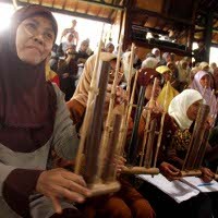 Gubernur Jadi Konduktor Pertunjukkan Angklung Kolosal Jabar