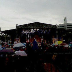 Diguyur Hujan, Warga Bandung Setia Nonton Roadshow OVJ di Gasibu