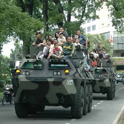 Asik, Pengunjung Pameran Alutsista Bisa Naik Panser