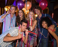 6 Tips Merayakan Tahun Baru Tanpa Pasangan