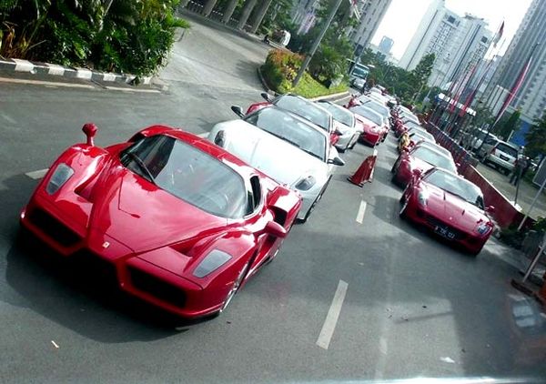 Komunitas Ferrari Sambangi Markas Garuda