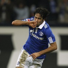 Raul Hat-trick, Schalke Hantam Bremen 5-0