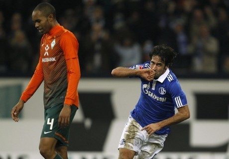 Raul Hat-trick, Schalke Hantam Bremen 5-0