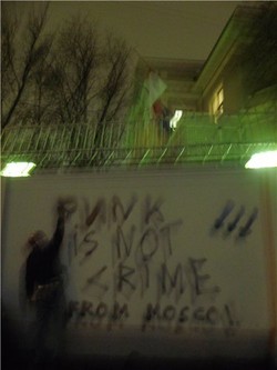 Anak Punk Rusia Corat-coret KBRI Moskow, Protes yang Tidak Intelek