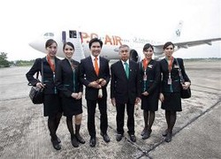 Wow! Maskapai Penerbangan Thailand Jadikan Waria Sebagai Pramugari