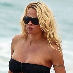 Pamela Anderson Tetap Seksi di Usia 44 Tahun