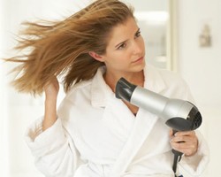 Tips Mengurangi Kerusakan Rambut Akibat Hair Dryer