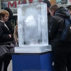 Nokia Bekukan Lumia 800 di Balok Es