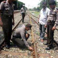 Sisir Rel KA, Polisi Temukan Puluhan Mur Baut dan Bantalan Rel Hilang