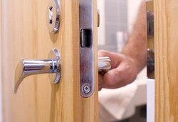 Gagang Pintu WC di RS Jangan Dipegang, Dorong Pakai Badan