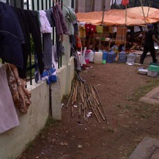 Ya Ampun...! Ada Jemuran Pakaian di Gerbang DPR