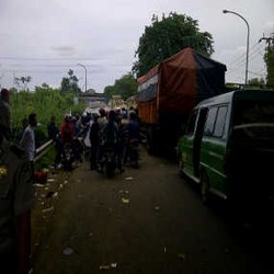 Ratusan Buruh Blokir Jalan Masuk Tol Bitung