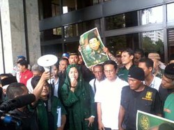 Pluk! Massa PKBN Gus Dur Banget Lempar Sepatu ke Kemenkum