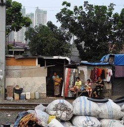 Di Bawah Kemewahan Jakarta, Pemulung Itu Mengais Nasi