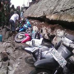 Tembok Pagar Pabrik Kayu Lapis Runtuh, 58 Motor Ringsek