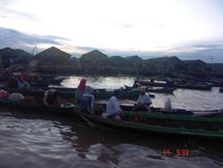 Sensasi Belanja Sambil Bergoyang di Atas Pasar Terapung