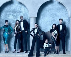 Kim Kardashian Rilis Kartu Natal 3 Dimensi