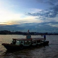 Sensasi Belanja Sambil Bergoyang di Atas Pasar Terapung