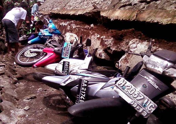 Tembok Pagar Runtuh, 58 Motor Ringsek