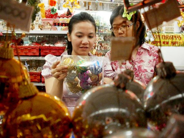 Toko Pernik Natal Ramai Pembeli