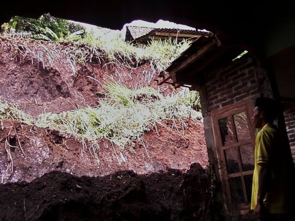 Longsor Rusak 29 Rumah Warga