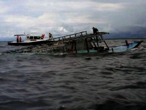 Bangkai Kapal Imigran Gelap Dievakuasi