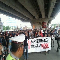 Punkers Makassar Turun ke Jalan Dukung Punkers Aceh