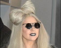 Natal di Jepang, Lady Gaga Tampil dengan Rambut Pita