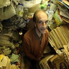 Punya Kebiasan Timbun Barang, Rumah Pria Ini Bak Lautan Sampah