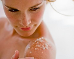 4 Bahan Alami untuk Membuat Scrub Sendiri