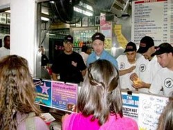 Asyiknya Berburu Makanan di Midnight Snack