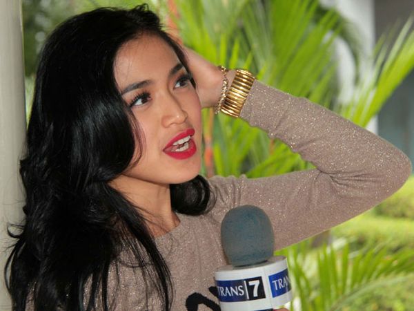 Jessica Iskandar, Si Artis Tergombal