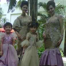 Annyta Purnomo Hadirkan Kebaya Lintas Tiga Generasi