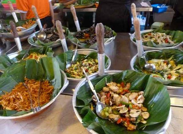 Gaya Unik Sajian Sunda di Alas Daun