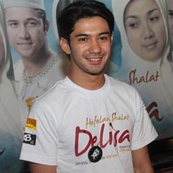 Reza Rahadian Takjub dengan Ombak Ujung Genteng