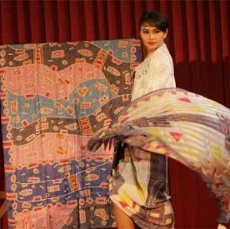 Batik Tetet Cahyati Tampil dengan Electric Color