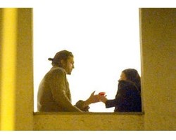 Ashton Kutcher Pesta Bareng Cewek Mirip Demi Moore