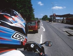 Pemotor Inggris Keluhkan Kelakuan Pengendara Mobil