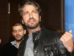 Syuting Film tentang Peselancar, Gerard Butler Digulung Ombak