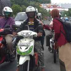 Mahasiswa Unmuh Bagi-bagi Bunga Memperingati Hari Ibu